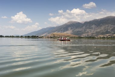 Ioannina şehrinde Pamvotis Gölü manzarası ve yüzen gemi