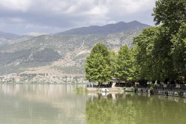 Pamvotis Gölü manzarası (Epirus bölgesi, Yunanistan)