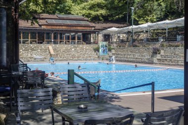 Orta Makedonya, Yunanistan 'da Pozar Termal Hamamları. 08/28/2020. Eski, bilinen, belediye, termal tatil beldesi sıcak, sağlıklı, maden sularıyla dolu büyük bir havuzu var..