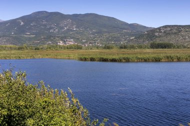 Manzara. Dağ, doğal göl Agras kamışlı ve dağlı güneşli bir yaz gününde (Orta Makedonya, Yunanistan)
