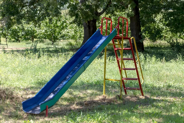 晴れた夏の日に公園でスライド付きの子供用遊び場 — ストック写真