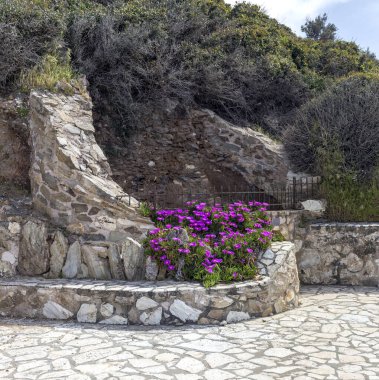 İlkbaharda, güneşli bir günde yakacak odun üretimi için eski, büyük, harap şömine. (Yunanistan, Attica)