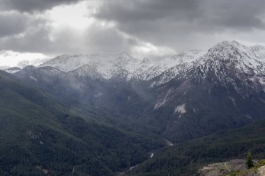 Dağlarda kış. Dağlık bölgelerde (Yunanistan, Mora) kışın, soğuk ve karlı bir günde dağ genişler.
