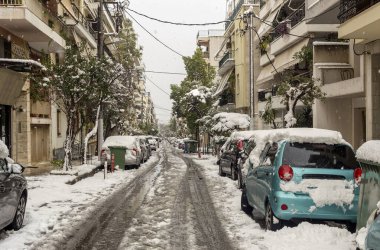 Atina 'da kış caddesi (Yunanistan, Korydallos bölgesi) soğuk bir günde seyrek kar yağışıyla