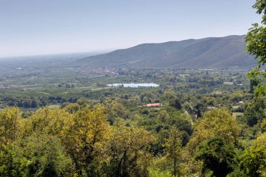Güneşli bir yaz gününde çınar ağacı ormanı ve kanalları olan Edessa (orta Makedonya, Yunanistan) kentindeki ünlü park.