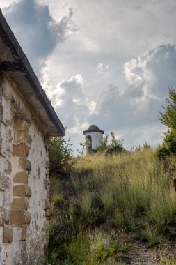 Bulutlu bir yaz gününde Kuzey Makedonya Cumhuriyeti sınırındaki dağlarda (Orta Makedonya, Yunanistan) antik, terk edilmiş gözetleme kulesi
