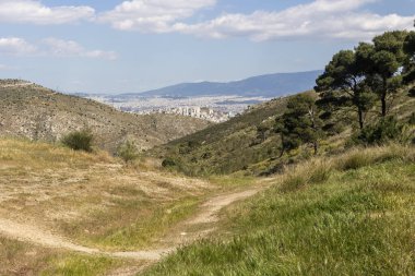 Çevre parkı Peramatos - Atina Bölgesi 'nde (Yunanistan) güneşli bir bahar gününde Schistos