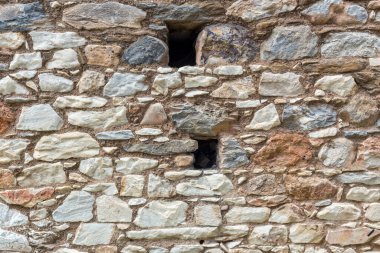Doku, desen. Arka plandaki eski gri duvar doğal taştan yapılmış.