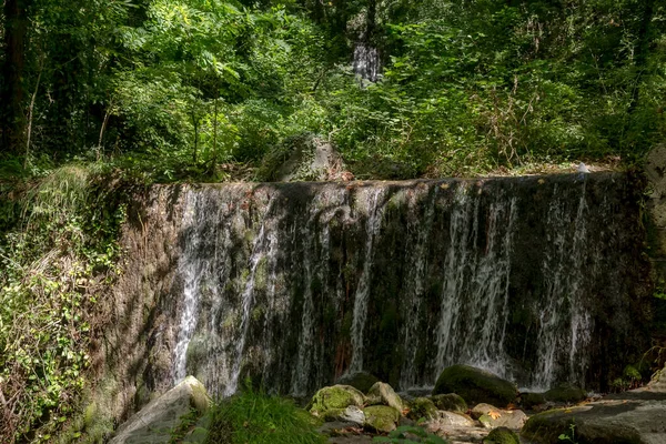 Grande Montanha Frio Rio Rápido Com Uma Cachoeira Flui Entre — Fotografia de Stock