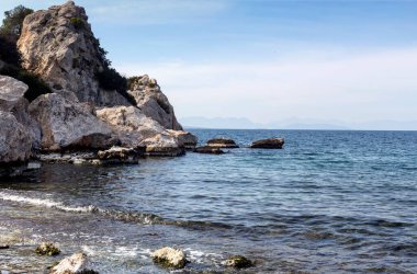 Yüksek dağların panoramik manzarası ve güneşli bir baharda engin deniz manzarası 