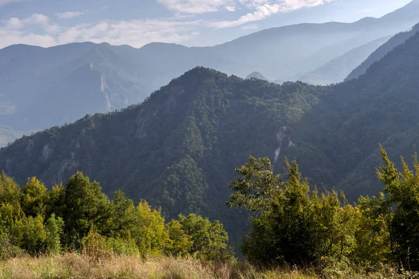 Paysage Montagneux Vue Sur Une Montagne Verdoyante Par Une Journée — Photo