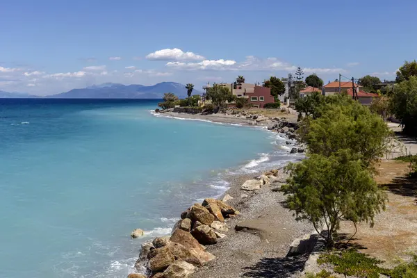 Krásná Mořská Oblázková Pláž Průzračnou Modrou Vodou Blízkosti Obce Řecko — Stock fotografie