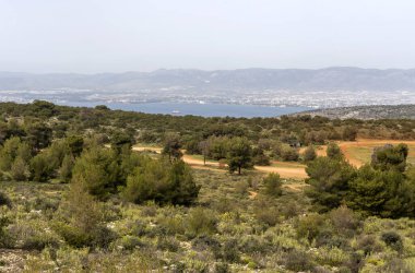 Çevre parkı Peramatos - Atina Bölgesi 'nde (Yunanistan) Schistos' un hava bulutlu, bahar günü manzarası