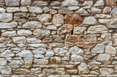 Doku, desen. Arka plandaki eski gri duvar doğal taştan yapılmış.