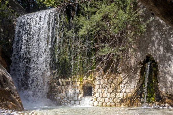 Velká Horská Studená Rychlá Řeka Vodopádem Teče Lesem Slunečného Letního — Stock fotografie