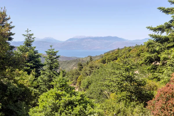 Berglandschap Uitzicht Groene Bergen Zee Verte Een Zonnige Lentedag Peloponnesos — Stockfoto