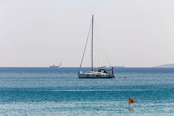 Bílá Jachta Plachtami Zakotvenými Otevřeném Moři Blízkosti Pobřeží Létě Slunečný — Stock fotografie