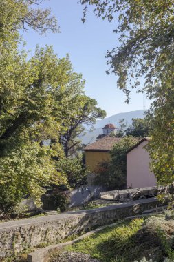 Güneşli bir yaz gününde Edessa (Orta Makedonya, Yunanistan) kentindeki küçük, ortodoks bir Hıristiyan kilisesi
