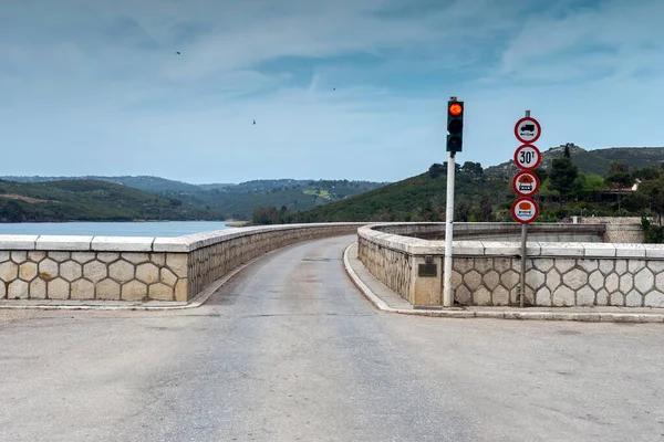 Widok Jezioro Zbiornik Maraton Grecja Kamienny Most Znaki Drogowe Światła — Zdjęcie stockowe