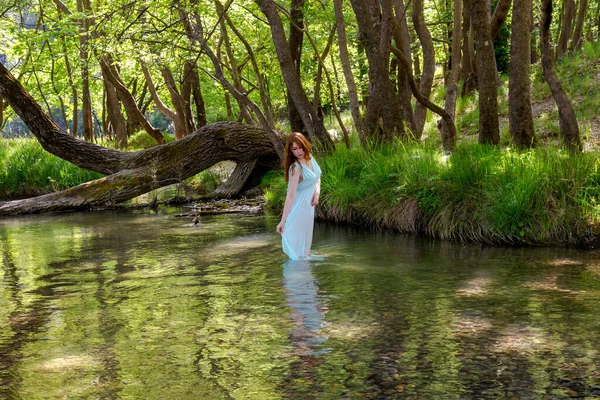 Vackra Unga Trollfru Kvinnor Står Blå Klänning Inne Floden Som — Stockfoto