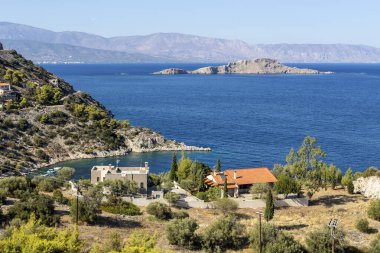 Yüksek dağların, köyün ve engin denizin panoramik manzarası Yazın, güneşli bir günde (Yunanistan, Mora)