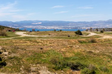 Çevre parkı Peramatos - Atina Bölgesi 'nde (Yunanistan) güneşli bir bahar gününde Schistos