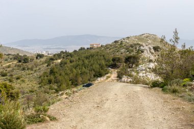 Çevre parkı Peramatos - Atina Bölgesi 'nde (Yunanistan) Schistos' un hava bulutlu, bahar günü manzarası