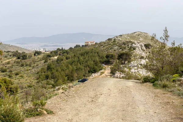 Çevre parkı Peramatos - Atina Bölgesi 'nde (Yunanistan) Schistos' un hava bulutlu, bahar günü manzarası