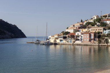 Kefalonia 'daki (Yunanistan) Assos köyünün büyülü manzarası ilkbahar, güneşli bir günde
