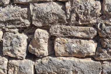 Doku, desen. Arka plan eski kahverengi duvar çok renkli lekeler ve moss ile doğal taştan yapılmış