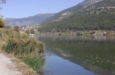 Sonbahar ve güneşli bir günde Ioannina (Yunanistan 'ın kuzeybatısı) ve Pamvotis Gölü' nün güzel manzarası