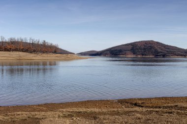 Dağlardaki gözlem noktasından (Karditsa ili, Teselya, Yunanistan) yapay Plastiras gölünün panoramik manzarası)