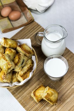 Puf böreği ve süt