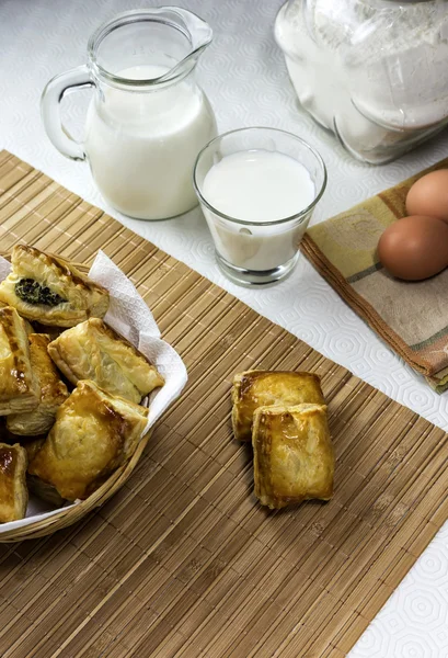 Ciasto francuskie i mleka — Zdjęcie stockowe