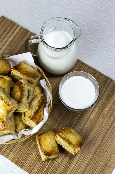 Пафосный пирог и молоко — стоковое фото