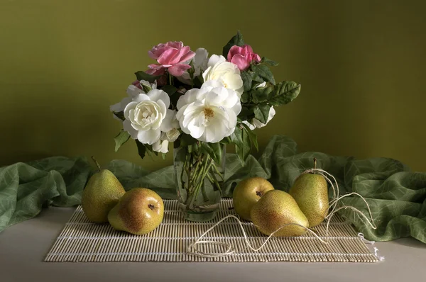 Le bouquet de roses et de poires — Photo