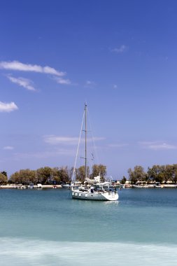 Demirli yat ve deniz görünümü