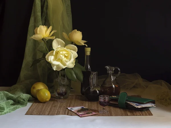Натюрморт з жовтими трояндами — стокове фото