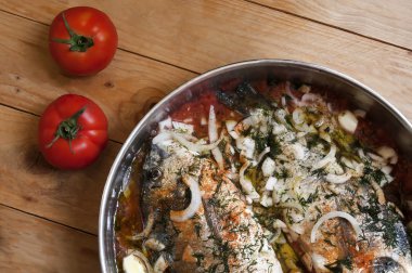 Fırında pişirme için hazırlanan ham çipura