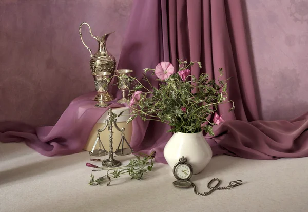 The still life with wild flowers and a clock — Stock Photo, Image