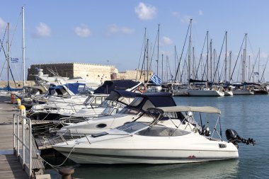 Rıhtımlar üzerinde (şehir Heraklion, Girit Adası, Yunanistan)