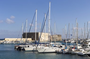 Rıhtımlar üzerinde (şehir Heraklion, Girit Adası, Yunanistan)