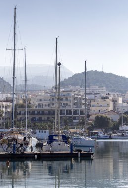 Rıhtım kenti Rethymno 'ya demirlemiş yatlar (Yunanistan, Girit Adası)