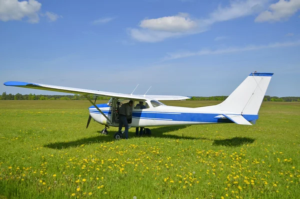 Lätta privata flygplan Cessna 172 — Stockfoto