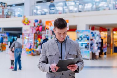 Genç adam tablet dükkanda kullanır.