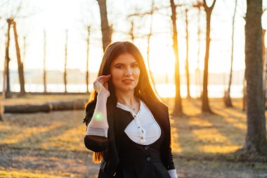 Güzel iş kadını güneşli bir parkta. Portre