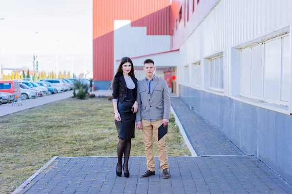 Belgeler iş ortakları tarafından tartışıyor