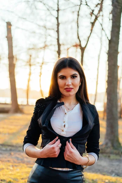 Linda senhora de negócios em um parque ensolarado. Retrato — Fotografia de Stock