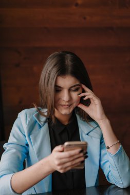 Smartphone ile çalışma ve gülümseyen mutlu genç bayan