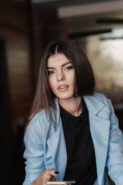 Güzel kız inşaat ile telefonda technologise